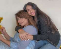 Khushi is very close to her mom Pakhi Hegde and deems her mother as her idol.